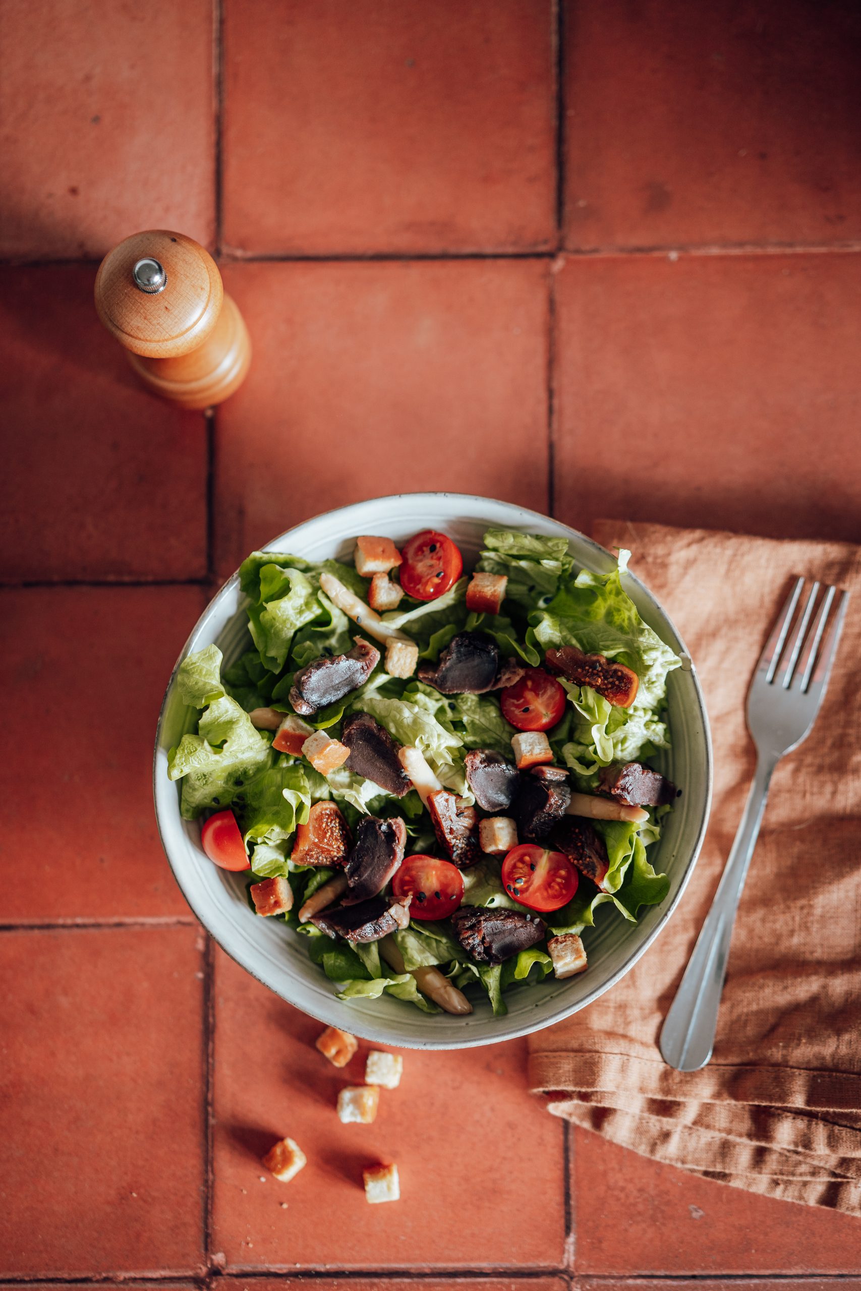 Salade landaise servie avec g&eacute;siers confits ti&egrave;des