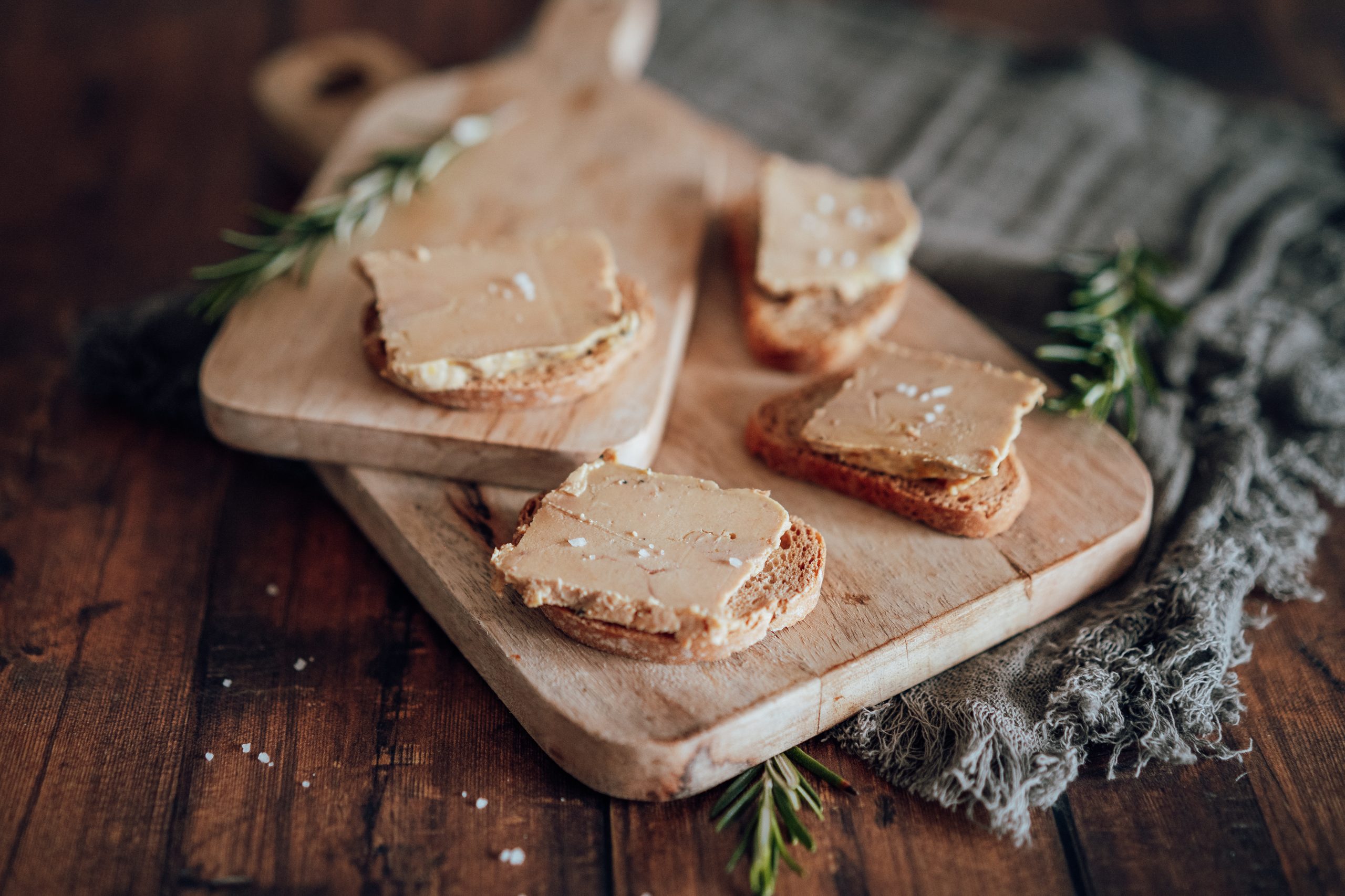 Foie gras d'oie et de canard servis &agrave; table pour une occasion