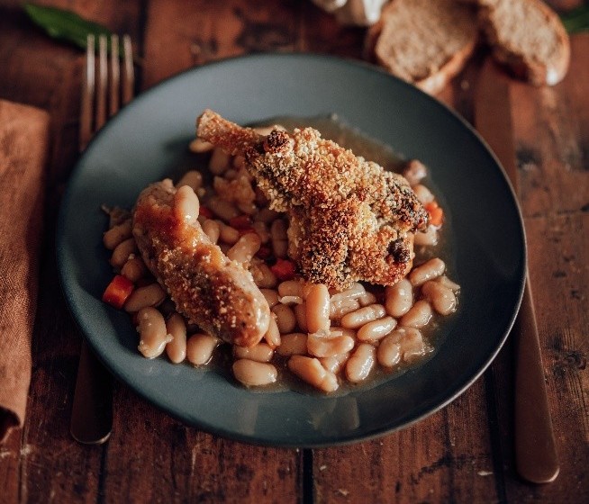 Assiette de manchon de canard confit en conserve