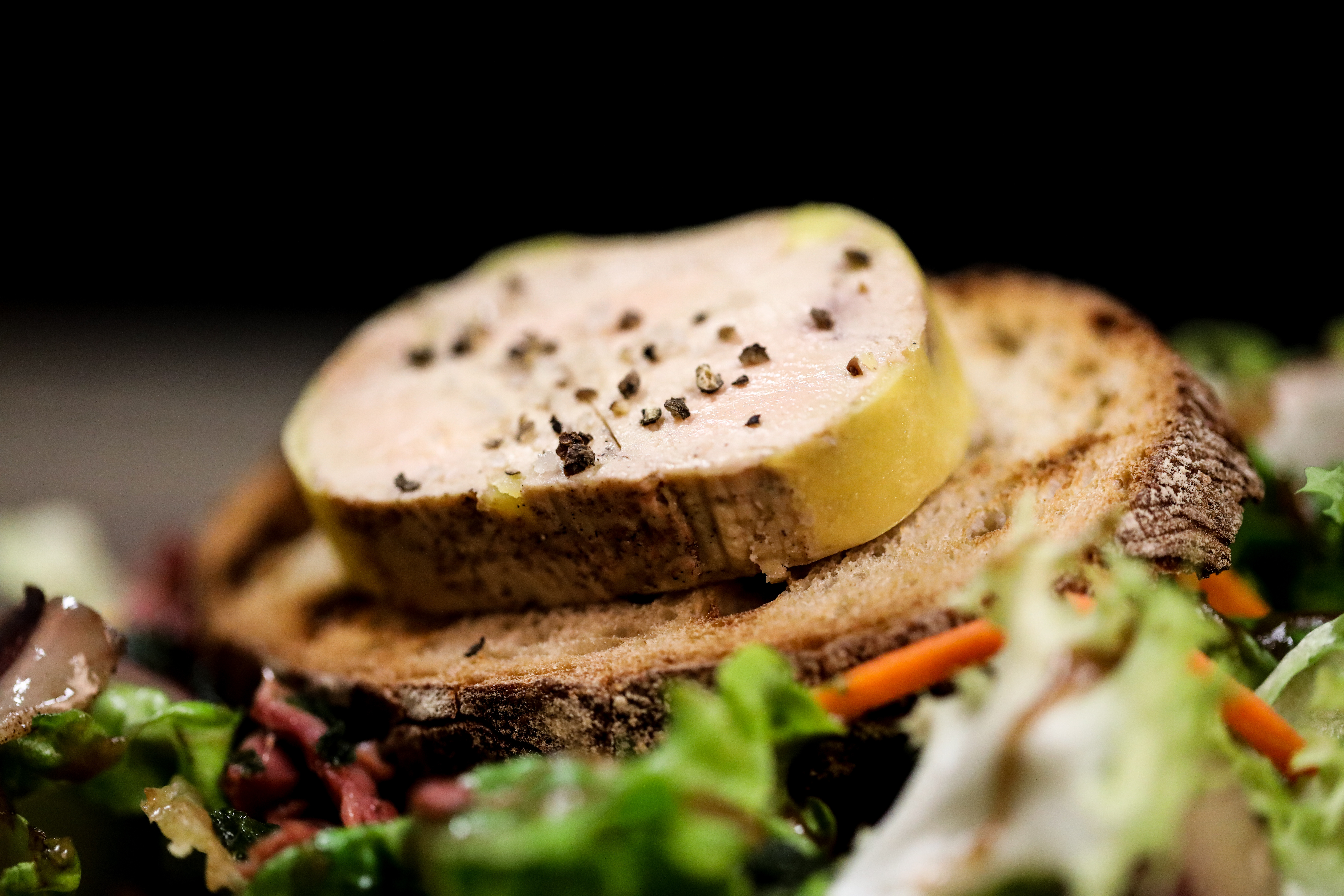 photo d’un morceau de foie gras sur une tranche de pain dans une malade